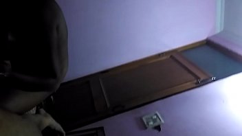 Женщина с твердый попкой занимается сексом с белым спутником на кроватке