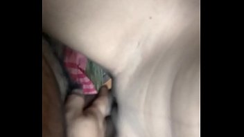 Две девушки и молодчик развлекаются порно втроем на беленьком диванчике