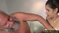 Мужик обливает вафлей лицо подруги с маленькими грудями по окончании секса